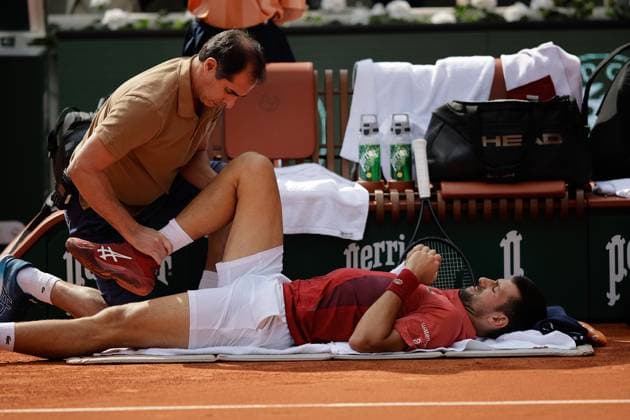 03 06 2024, Tennis, French Open 2024 Roland Garros, FRA, Paris, Men™s Singles Court Philippe Chatrier FOURTH ROUND Novak Djokovic Serbia Francisco Cerundolo Argentina Picture v li Novak Djokovic Serbia being treated on the ground, doing exercises Copyright: HMBxMedia AntonioxBorga