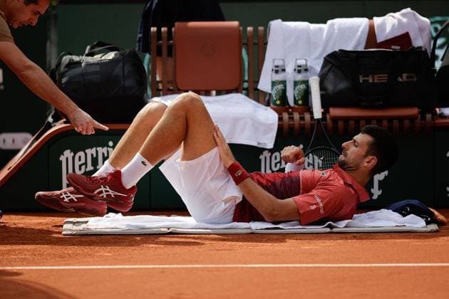 03 06 2024, Tennis, French Open 2024 Roland Garros, FRA, Paris, Men™s Singles Court Philippe Chatrier FOURTH ROUND Novak Djokovic Serbia Francisco Cerundolo Argentina Picture v li Novak Djokovic Serbia being treated on the ground, doing exercises Copyright: HMBxMedia AntonioxBorga