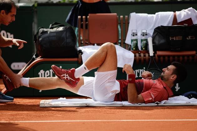 03 06 2024, Tennis, French Open 2024 Roland Garros, FRA, Paris, Men™s Singles Court Philippe Chatrier FOURTH ROUND Novak Djokovic Serbia Francisco Cerundolo Argentina Picture v li Novak Djokovic Serbia being treated on the ground, doing exercises Copyright: HMBxMedia AntonioxBorga