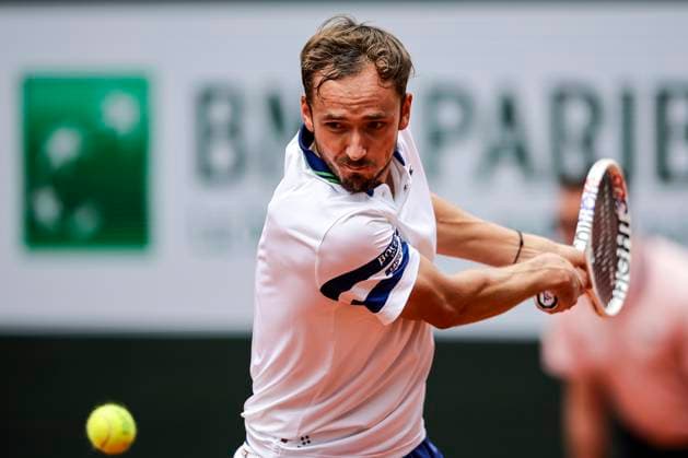 Daniil Medvedev plays a backhand against Alex de Minaur of Australia during the Men™s Singles Round of 16 of 2024 French Open Day 9 at Roland Garros on June 3, 2024 in Paris, France Photo by JustPictures Paris Roland Garros France Copyright: x x2024xEurasiaxSportxImagesx jp-en-EuSpIm-AB4_Roland_Garros_03Jun2024_PR160