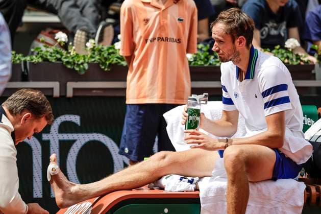 Daniil Medvedev takes a break for medic assistance during his match against Alex de Minaur of Australia during the Men™s Singles Round of 16 of 2024 French Open Day 9 at Roland Garros on June 3, 2024 in Paris, France Photo by JustPictures Paris Roland Garros France Copyright: x x2024xEurasiaxSportxImagesx jp-en-EuSpIm-AB4_Roland_Garros_03Jun2024_PR243
