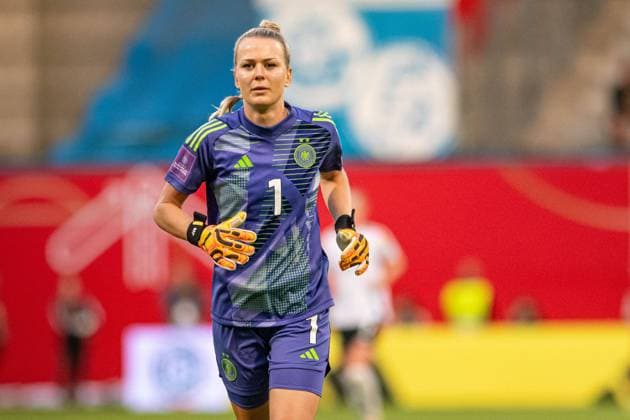 Football, Merle Frohms, 30th birthday on 28 January