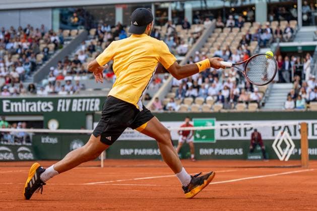 2024-06-03 2024 French Open Day 9 PARIS, FRANCE - JUNE 3: Francisco Cerundolo of Argentina in action against Novak Djokovic of Serbia in the Men s Singles fourth round match during Day 9 of the 2024 French Open at Roland Garros on June 3, 2024 in Paris, France. (Photo by Marleen Fouchier BSR Agency) Paris France Content not available for redistribution in The Netherlands directly or indirectly through any third parties. Copyright: xBSRxAgencyx