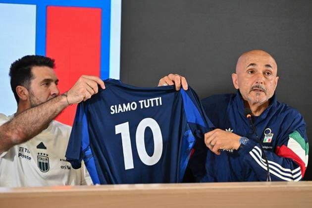 Head coach of Italy Luciano Spalletti and Chief of Italian delegation Gianlugi Buffon show the shirt for the day of the Ã¢& x80;& x98;Fantastic FiveÃ¢& x80;& x99; number 10s during press conference, PK, Pressekonferenz UEFA European Football Championship in Florence, Italy, June 03 2024  Copyright: xLisaxGuglielmi IPAxSportx xipa-ax xx IPA_46790864 IPA_Agency_IPA46790864
