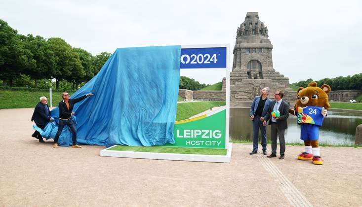 Leipzig, 03 06 2024, Völkerschlachtdenkmal, Football, UEFA Euro 2024, Host City Leipzig , Unveiling Spectacular for UEFA EURO 2024 at the Völkerschlachtdenkmal , In the photo Cultural Ambassador of Host City Leipzig, Jürgen Zielinski, Zoo Director Jörg Junghold, EM Mascot Albärt Albaert, Managing Director of the Völkerschlachtdenkmal Foundation, Anselm Hartinger, Project Manager Uefa Euro 2024 Host City Leipzig, Stefan Schedler present the Spectacular , For editorial use only Only editorial use , Picture Point