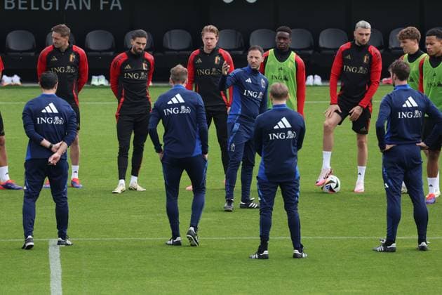 L-R, 21 Belgium s Timothy Castagne, Belgium s Yannick Carrasco, Belgium s Kevin De Bruyne and Belgium s head coach Domenico Tedesco pictured at a training session of Belgian national soccer team Red Devils, at the Royal Belgian Football Association s training center in Tubize, Tuesday 04 June 2024. Tomorrow the Red Devils are playing a friendly game against Montenegro, in preparation of the upcoming Euro 2024 European Championships in Germany. VIRGINIExLEFOUR  x93931624x