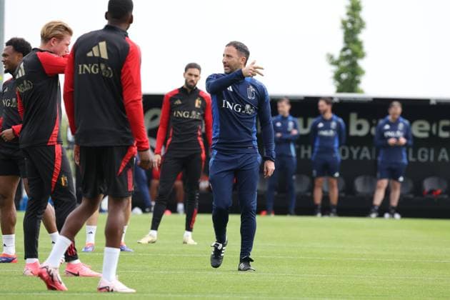 Belgium s Kevin De Bruyne and Belgium s head coach Domenico Tedesco pictured at a training session of Belgian national soccer team Red Devils, at the Royal Belgian Football Association s training center in Tubize, Tuesday 04 June 2024. Tomorrow the Red Devils are playing a friendly game against Montenegro, in preparation of the upcoming Euro 2024 European Championships in Germany. VIRGINIExLEFOUR  x93931995x