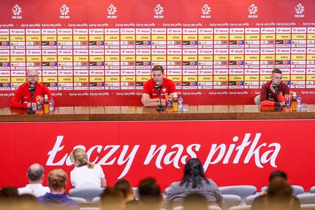 04.06.2024 WARSZAWA, STADION PGE NARODOWY PILKA NOZNA (FOOTBALL) ZGRUPOWANIE REPREZENTACJI POLSKI PRZED MISTRZOSTWAMI EUROPY - EURO 2024 ( UEFA EURO, EM, Europameisterschaft,Fussball 2024 POLISH national team, Nationalteam TRAINING CAMP ) KONFERENCJA PRASOWA I TRENING REPREZENTACJI POLSKI NZ ILUSTRACJA EMIL KOPANSKI - RZECZNIK PRASOWY REPREZENTACJI POLSKI, JAN BEDNAREK, SEBASTIAN SZYMANSKI FOTO LUKASZ GROCHALA CYFRASPORT NEWSPIX.PL --- Newspix.pl POLAND OUT!  20240604CSLG0005