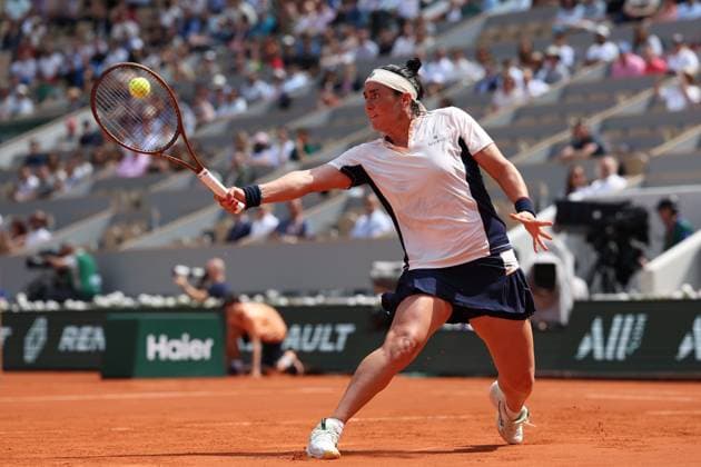 ROLAND GARROS PHOTOPQR LE PARISIEN Le Parisien Arnaud Journois ; PARIS ; 04 06 2024 ; TENNIS , ROLAND GARROS 2024 , SIMPLE DAMES , COURT PHILIPPE CHATRIER 04 06 2024 QUART DE FINALE ONS JABEUR vs COCO GAUFF PHOTO LE PARISIEN ARNAUD JOURNOIS June 4, 2024 Roland Garros french open PARIS France  Copyright: xPHOTOPQR LExPARISIEN MAXPPPxLexParisienx xArnaudxJournoisx 20240604LPA6367 20240604LPA6367