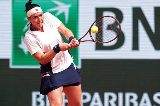 4th June 2024; Roland Garros, Paris, France; 2024 French Open Tennis tournament, Day 10; Ons Jabeur (TUN) on her backhand during her match against Coco Gauff (USA)  ActionPlus12650727 JonxBromley