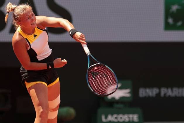 4th June 2024; Roland Garros, Paris, France; 2024 French Open Tennis tournament, Day 10; Diana Shnaider (RUS) playing with Emma Navarro (USA) serves to Cristina Bucsa (ESP) and Monica Niculescu (ROU)  ActionPlus12650745 JonxBromley
