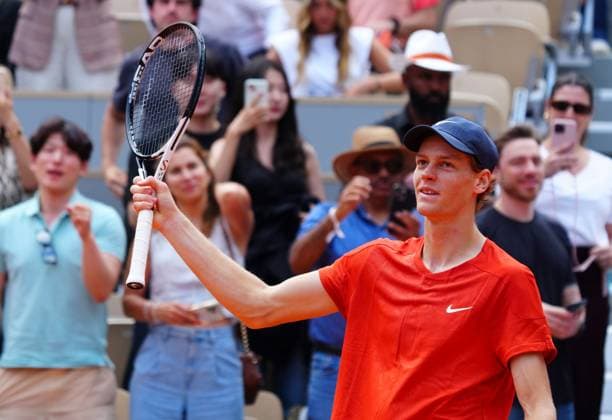 Jannik Sinner celebrates winning his quarter final and reaching number one in the world French Open Tennis, Day 10, Tennis, Roland Garros, Paris, France - 04 June 2024  Copyright: xJavierxGarcia Shutterstockx 14521933ao