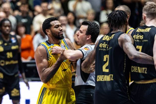 easyCredit Basketball Bundesliga, BBL, Season 2023 2024, Men, Playoffs, Semi-Final, Game 4, 04 06 2024, Niners Chemnitz Alba Berlin , Sterling Brown Alba Berlin, No0 discusses with the referee Copyright Alexander Trienitz