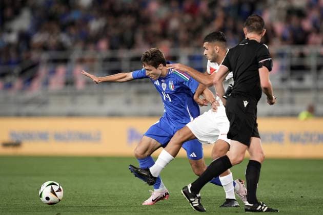 Italy s Federico Chiesa fights for the ball with Turkiye s Oguz Aydin during the Friendly Matches 2024 between Italy and Turkiye at Renato Dall& x2019;Ara Stadium - Soccer - Bologna, Italy - Tuesday June 4, 2024  Copyright: xMassimoxPaolone LaPressex