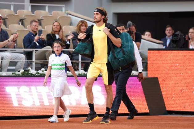 ROLAND GARROS 2024 Thierry Larret Maxppp. Tennis. Roland Garros 2024. Internationaux de France de tennis. Stade Roland Garros, Paris (75). Le 4 juin 2024. Quart de finale. Court Philippe Chatrier : Court Philippe Chatrier : Stefanos TSITSIPAS (GRE) vs Carlos ALCARAZ (ESP) PARIS (75) STADE ROLAND GARROS PARIS ILE DE FRANCE FRANCE  Copyright: xThierryxLarret MAXPPPxThierryxLarretx TL_20240604_2000 0493366212st