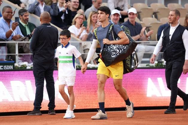 ROLAND GARROS 2024 Thierry Larret Maxppp. Tennis. Roland Garros 2024. Internationaux de France de tennis. Stade Roland Garros, Paris (75). Le 4 juin 2024. Quart de finale. Court Philippe Chatrier : Court Philippe Chatrier : Stefanos TSITSIPAS (GRE) vs Carlos ALCARAZ (ESP) PARIS (75) STADE ROLAND GARROS PARIS ILE DE FRANCE FRANCE  Copyright: xThierryxLarret MAXPPPxThierryxLarretx TL_20240604_2001 0493366220st