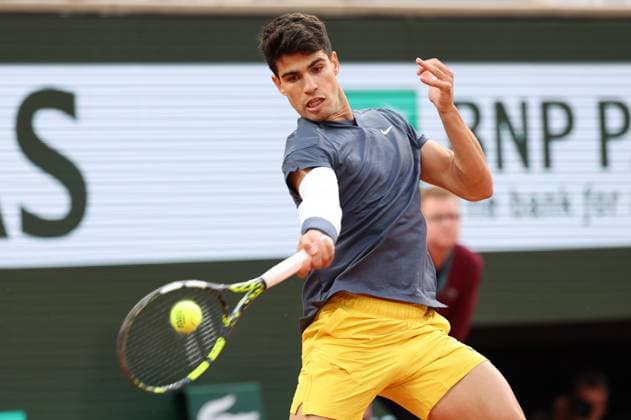 ROLAND GARROS 2024 Thierry Larret Maxppp. Tennis. Roland Garros 2024. Internationaux de France de tennis. Stade Roland Garros, Paris (75). Le 4 juin 2024. Quart de finale. Court Philippe Chatrier : Court Philippe Chatrier : Stefanos TSITSIPAS (GRE) vs Carlos ALCARAZ (ESP) PARIS (75) STADE ROLAND GARROS PARIS ILE DE FRANCE FRANCE  Copyright: xThierryxLarret MAXPPPxThierryxLarretx TL_20240604_2005 0493366236st
