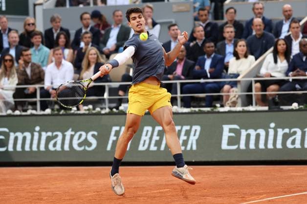 ROLAND GARROS 2024 Thierry Larret Maxppp. Tennis. Roland Garros 2024. Internationaux de France de tennis. Stade Roland Garros, Paris (75). Le 4 juin 2024. Quart de finale. Court Philippe Chatrier : Court Philippe Chatrier : Stefanos TSITSIPAS (GRE) vs Carlos ALCARAZ (ESP) PARIS (75) STADE ROLAND GARROS PARIS ILE DE FRANCE FRANCE  Copyright: xThierryxLarret MAXPPPxThierryxLarretx TL_20240604_2012 0493366263st