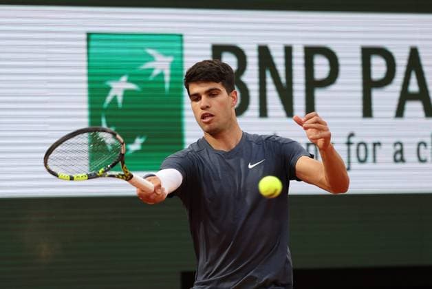 ROLAND GARROS 2024 Thierry Larret Maxppp. Tennis. Roland Garros 2024. Internationaux de France de tennis. Stade Roland Garros, Paris (75). Le 4 juin 2024. Quart de finale. Court Philippe Chatrier : Court Philippe Chatrier : Stefanos TSITSIPAS (GRE) vs Carlos ALCARAZ (ESP) PARIS (75) STADE ROLAND GARROS PARIS ILE DE FRANCE FRANCE  Copyright: xThierryxLarret MAXPPPxThierryxLarretx TL_20240604_2018 0493366279st