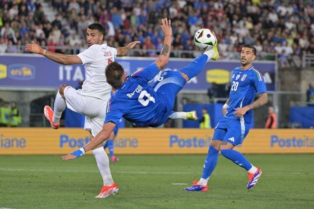4th June 2024; Stadio Renato Dall Ara, Bologna, Italy; International Football Friendly, Italy versus Turkey; Mateo Retegui of italy with an overhead kick attempt at goal  ActionPlus12650994 AllxShotxLive