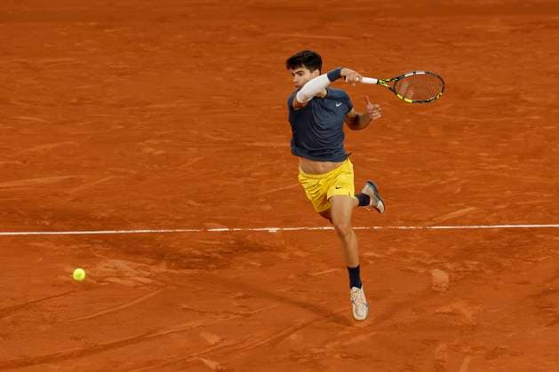 June 4, 2024, Paris, Paris, France: June 3, 2024, Paris, Paris,Carlos Alcaraz (ESP) in action during the tennis Grand Slam of Roland Garros 2024, day 10, match between Stefanos Tsitsipas (GRE) and Carlos Alcaraz (ESP) at Roland Garros Stadium - on june 4 2024.Paris - France Paris France - ZUMAb253 20240604_zsp_b253_104 Copyright: xLoicxBaratouxx