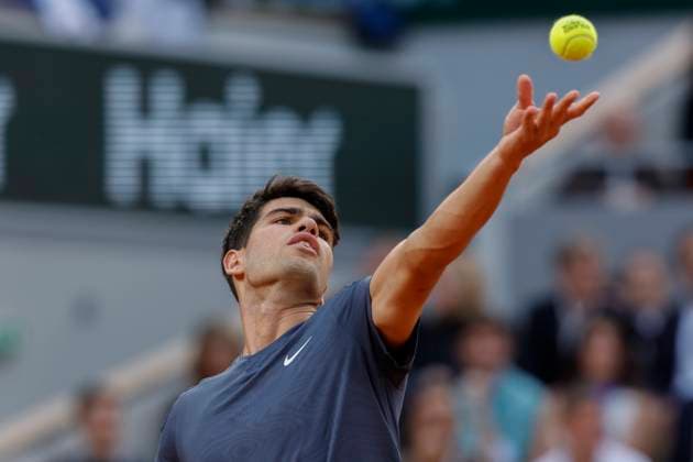 June 4, 2024, Paris, Paris, France: June 3, 2024, Paris, Paris,Carlos Alcaraz (ESP) in action during the tennis Grand Slam of Roland Garros 2024, day 10, match between Stefanos Tsitsipas (GRE) and Carlos Alcaraz (ESP) at Roland Garros Stadium - on june 4 2024.Paris - France Paris France - ZUMAb253 20240604_zsp_b253_130 Copyright: xLoicxBaratouxx