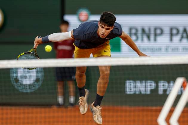 June 4, 2024, Paris, Paris, France: June 3, 2024, Paris, Paris,Carlos Alcaraz (ESP) in action during the tennis Grand Slam of Roland Garros 2024, day 10, match between Stefanos Tsitsipas (GRE) and Carlos Alcaraz (ESP) at Roland Garros Stadium - on june 4 2024.Paris - France Paris France - ZUMAb253 20240604_zsp_b253_143 Copyright: xLoicxBaratouxx
