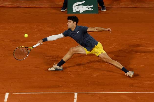 June 4, 2024, Paris, Paris, France: June 3, 2024, Paris, Paris,Carlos Alcaraz (ESP) in action during the tennis Grand Slam of Roland Garros 2024, day 10, match between Stefanos Tsitsipas (GRE) and Carlos Alcaraz (ESP) at Roland Garros Stadium - on june 4 2024.Paris - France Paris France - ZUMAb253 20240604_zsp_b253_145 Copyright: xLoicxBaratouxx