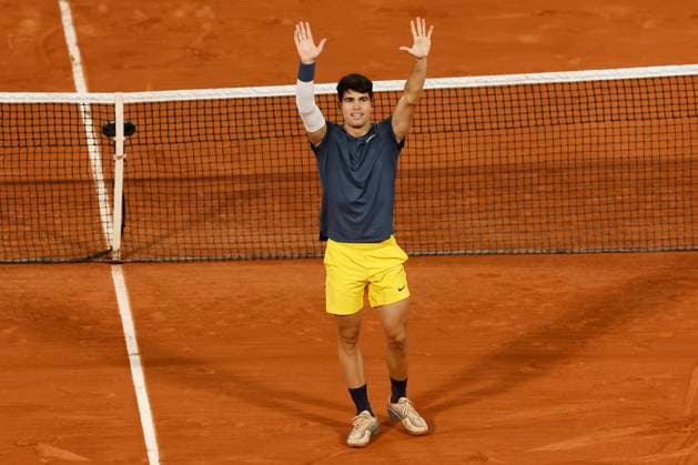 June 4, 2024, Paris, Paris, France: June 3, 2024, Paris, Paris,Carlos Alcaraz (ESP) in action during the tennis Grand Slam of Roland Garros 2024, day 10, match between Stefanos Tsitsipas (GRE) and Carlos Alcaraz (ESP) at Roland Garros Stadium - on june 4 2024.Paris - France Paris France - ZUMAb253 20240604_zsp_b253_158 Copyright: xLoicxBaratouxx