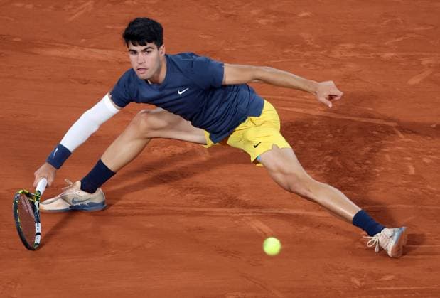 Carlos Alcaraz of Spain plays against Stefanos Tsitsipas of Greece during their quarter final match of the French Tennis Open at Roland Garros in Paris, France, on Tuesday, June 4, 2024. Alcaraz won 6-3, 7-6, 6-4.  PAR20240604133 MAYAxVIDON-WHITE