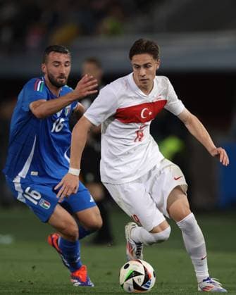Bologna, Italy, 4th June 2024. Kenan Yildiz of Turkey is pursued by Bryan Cristante of Italy during the International Friendly, Länderspiel, Nationalmannschaft match at Stadio Renato Dall Ara, Bologna. Picture credit should read: Jonathan Moscrop Sportimage EDITORIAL USE ONLY. No use with unauthorised audio, video, data, fixture lists, club league logos or live services. Online in-match use limited to 120 images, no video emulation. No use in betting, games or single club league player publications. SPI-3179-0077