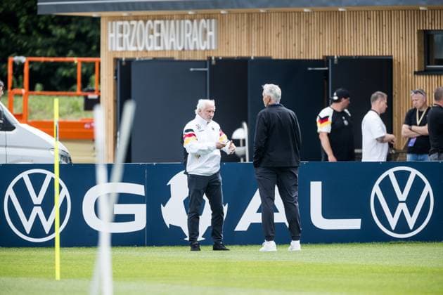Training Camp Preparation UEFA EURO 2024 Germany 05 06 2024 Rudi Völler DFB Director A National Team talks to Gordon Herbert National Coach Germany Basketball Men Training Camp Preparation UEFA EURO 2024 Germany Training HerzoBase, Herzogenaurach on 05 06 2024 Copyright: xBEAUTIFULxSPORTS Wunderlx