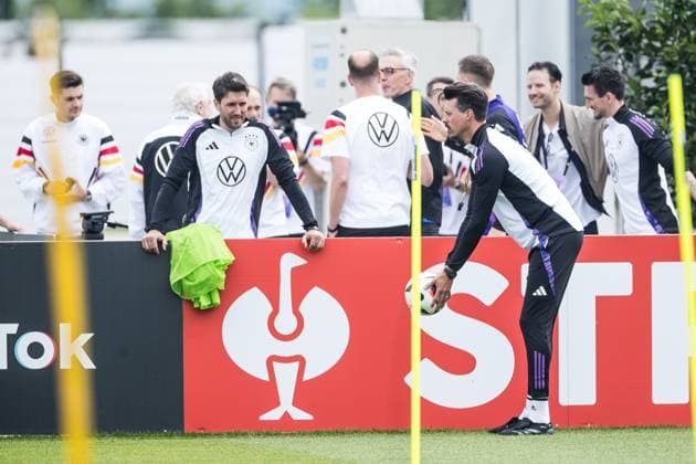 Training camp preparation UEFA EURO 2024 Germany 05 06 2024 Sandro Wagner Co Coach Germany throws a ball Training camp preparation UEFA EURO 2024 Germany Training HerzoBase, Herzogenaurach on 05 06 2024 Copyright: xBEAUTIFULxSPORTS Wunderlx