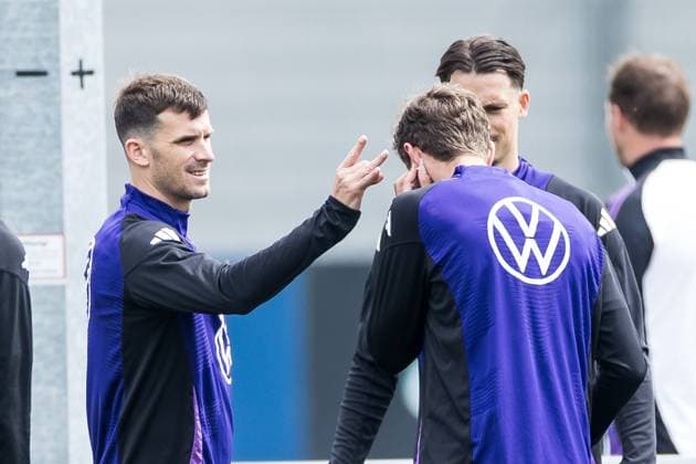 Training camp preparation UEFA EURO 2024 Germany 05 06 2024 Thomas Müller Germany, 13 gets ear flicks from Pascal Groß Germany, 5 Training camp preparation UEFA EURO 2024 Germany Training HerzoBase, Herzogenaurach on 05 06 2024 Copyright: xBEAUTIFULxSPORTS Wunderlx