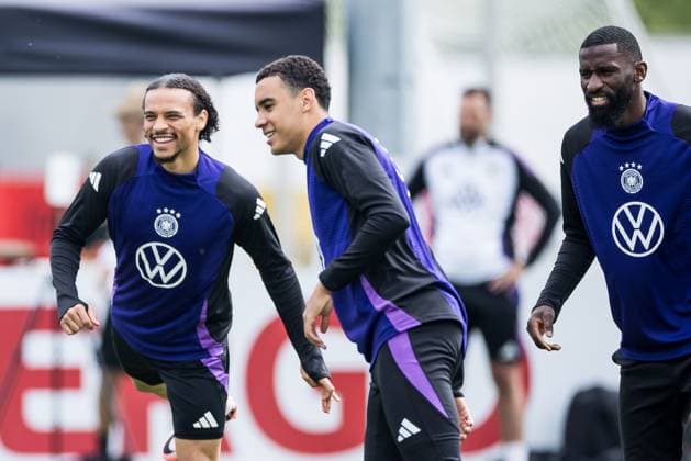 Training camp preparation UEFA EURO 2024 Germany 05 06 2024 Leroy Sane Germany stretches laughing Training camp preparation UEFA EURO 2024 Germany Training HerzoBase, Herzogenaurach on 05 06 2024 Copyright: xBEAUTIFULxSPORTS Wunderlx