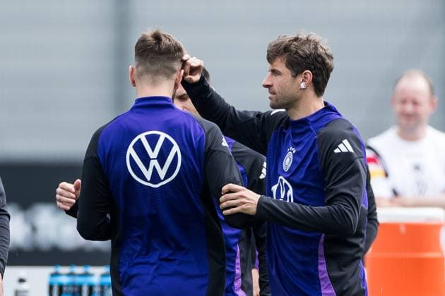 Training camp preparation UEFA EURO 2024 Germany 05 06 2024 Niclas Füllkrug Germany gets ear flick from Thomas Müller Germany, 13 Training camp preparation UEFA EURO 2024 Germany Training HerzoBase, Herzogenaurach on 05 06 2024 Copyright: xBEAUTIFULxSPORTS Wunderlx
