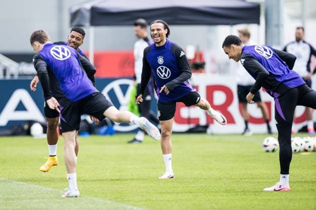 Training camp preparation UEFA EURO 2024 Germany 05 06 2024 Leroy Sane Germany stretches laughing Training camp preparation UEFA EURO 2024 Germany Training HerzoBase, Herzogenaurach on 05 06 2024 Copyright: xBEAUTIFULxSPORTS Wunderlx