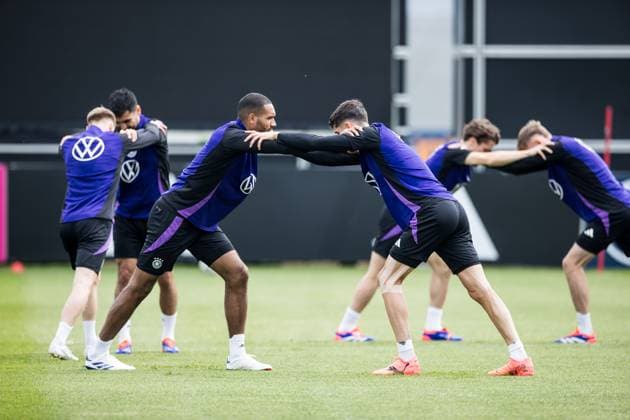 Training camp preparation UEFA EURO 2024 Germany 05 06 2024 Jonathan Tah Germany, 4 and Kai Havertz Germany, 7 stretch Training camp preparation UEFA EURO 2024 Germany Training HerzoBase, Herzogenaurach on 05 06 2024 Copyright: xBEAUTIFULxSPORTS Wunderlx
