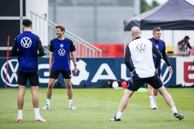 Training camp preparation UEFA EURO 2024 Germany 05 06 2024 Thomas Müller Germany, 13 laughing in the warm up Training camp preparation UEFA EURO 2024 Germany Training HerzoBase, Herzogenaurach on 05 06 2024 Copyright: xBEAUTIFULxSPORTS Wunderlx