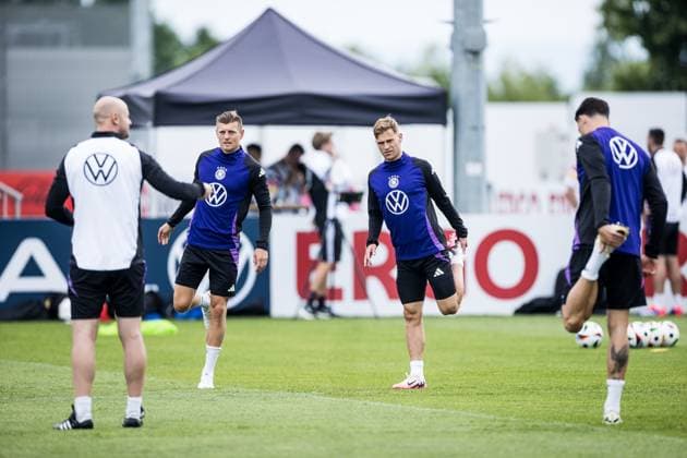 Training camp preparation UEFA EURO 2024 Germany 05 06 2024 Toni Kroos Germany and Joshua Kimmich Germany, 6 stretch in the warm up Training camp preparation UEFA EURO 2024 Germany Training HerzoBase, Herzogenaurach on 05 06 2024 Copyright: xBEAUTIFULxSPORTS Wunderlx