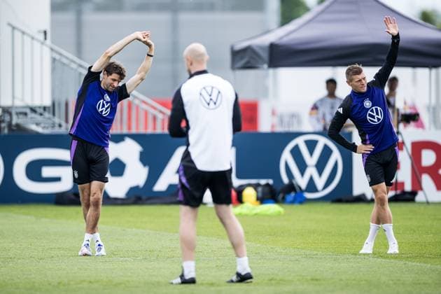 Training camp preparation UEFA EURO 2024 Germany 05 06 2024 Thomas Müller Germany, 13 and Toni Kroos Germany stretch Training camp preparation UEFA EURO 2024 Germany Training HerzoBase, Herzogenaurach on 05 06 2024 Copyright: xBEAUTIFULxSPORTS Wunderlx