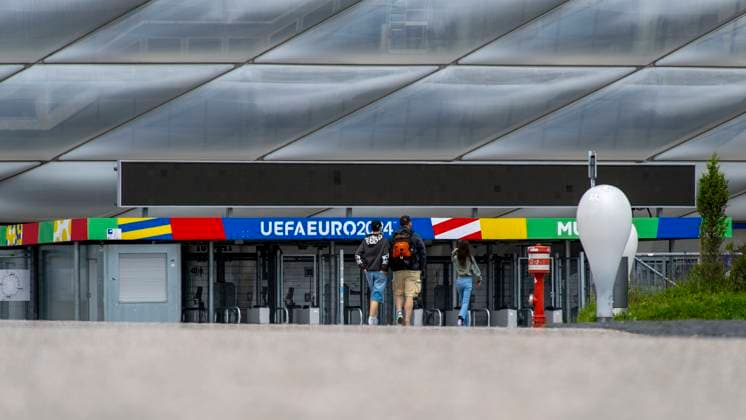 30.05.2024, Fussball Europameisterschaft 2024, Das EM-Stadion München Fußball Arena, so heisst die Allianz-Arena München während der EM, an der Fassade wurde bereits der urprüngliche Name abmontiert. Besucher schauen sich auf der Esplanade um, am Eingang steht schon der Name des Turniers UEFA EURO2024