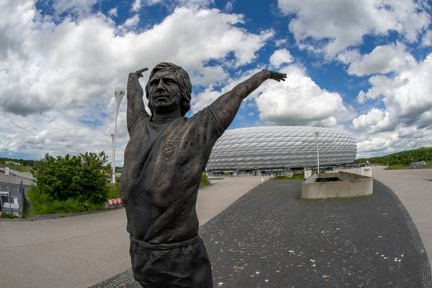 30.05.2024, Fussball Europameisterschaft 2024, Das EM-Stadion München Fußball Arena, so heisst die Allianz-Arena München während der EM, an der Fassade wurde bereits der urprüngliche Name abmontiert. Statue von Gerd Müller auf der Esplanade.