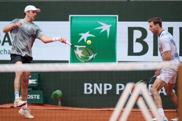 (240605) -- PARIS, June 5, 2024 -- Marcel Granollers Horacio Zeballos (L) compete during the men s doubles quarterfinal match between Zhang Zhizhen (China) Tomas Machac (Czech Republic) and Marcel Granollers (Spain) Horacio Zeballos (Argentina) at the French Open tennis tournament at Roland Garros in Paris, France, June 5, 2024. ) (SP)FRANCE-PARIS-TENNIS-FRENCH OPEN-MEN S DOUBLES MengxDingbo 