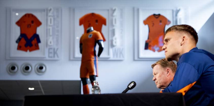ZEIST - National coach Ronald Koeman and Bart Verbruggen during a press conference, PK, Pressekonferenz of the Dutch national team, Nationalteam on the KNVB Campus on June 5, 2024 in Zeist, the Netherlands. The Dutch national team is preparing for the European Football Championship in Germany. ANP KOEN VAN WEEL UEFA EURO, EM, Europameisterschaft,Fussball 2024 Germany 2024 xVIxANPxSportx xxANPxIVx 500373407 originalFilename: 500373407.jpg
