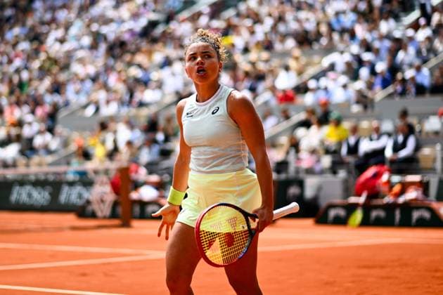 Jasmine Paolini ( ITA ) celebrates during the 2024 French Open at Roland Garros on June 5, 2024 in Paris, France. ( Photo by federico pestellini panoramic ) - TENNIS : Roland Garros 2024 - Internationaux de France - 05 06 2024 FedericoPestellini Panoramic 