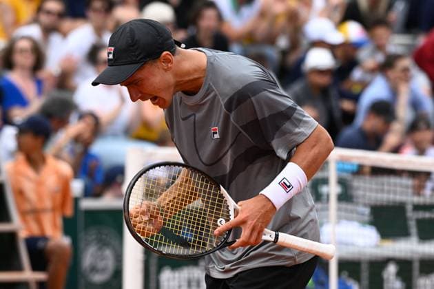 Theo Papamalamis ( FRA ) celebrates during the 2024 French Open at Roland Garros on June 5, 2024 in Paris, France. ( Photo by federico pestellini panoramic ) - TENNIS : Roland Garros 2024 - Internationaux de France - 05 06 2024 FedericoPestellini Panoramic 