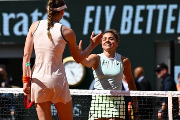 Jasmine Paolini ( ITA ) celebrates his match victory against Elena RYBAKINA (KAZ) during the 2024 French Open at Roland Garros on June 5, 2024 in Paris, France. ( Photo by federico pestellini panoramic ) - TENNIS : Roland Garros 2024 - Internationaux de France - 05 06 2024 FedericoPestellini Panoramic 