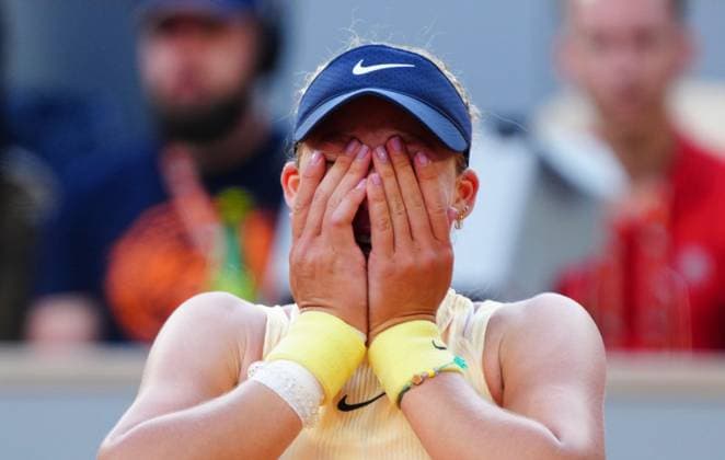 Mirra Andreeva celebrates her quarter final win over Aryna Sabalenka French Open Tennis, Day 11, Tennis, Roland Garros, Paris, France - 05 June 2024  Copyright: xJavierxGarcia Shutterstockx 14521935aj