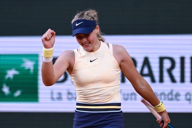 Mirra Andreeva ( RUS ) celebrates her match victory during the 2024 French Open at Roland Garros on June 5, 2024 in Paris, France. ( Photo by federico pestellini panoramic ) - TENNIS : Roland Garros 2024 - Internationaux de France - 05 06 2024 FedericoPestellini Panoramic 